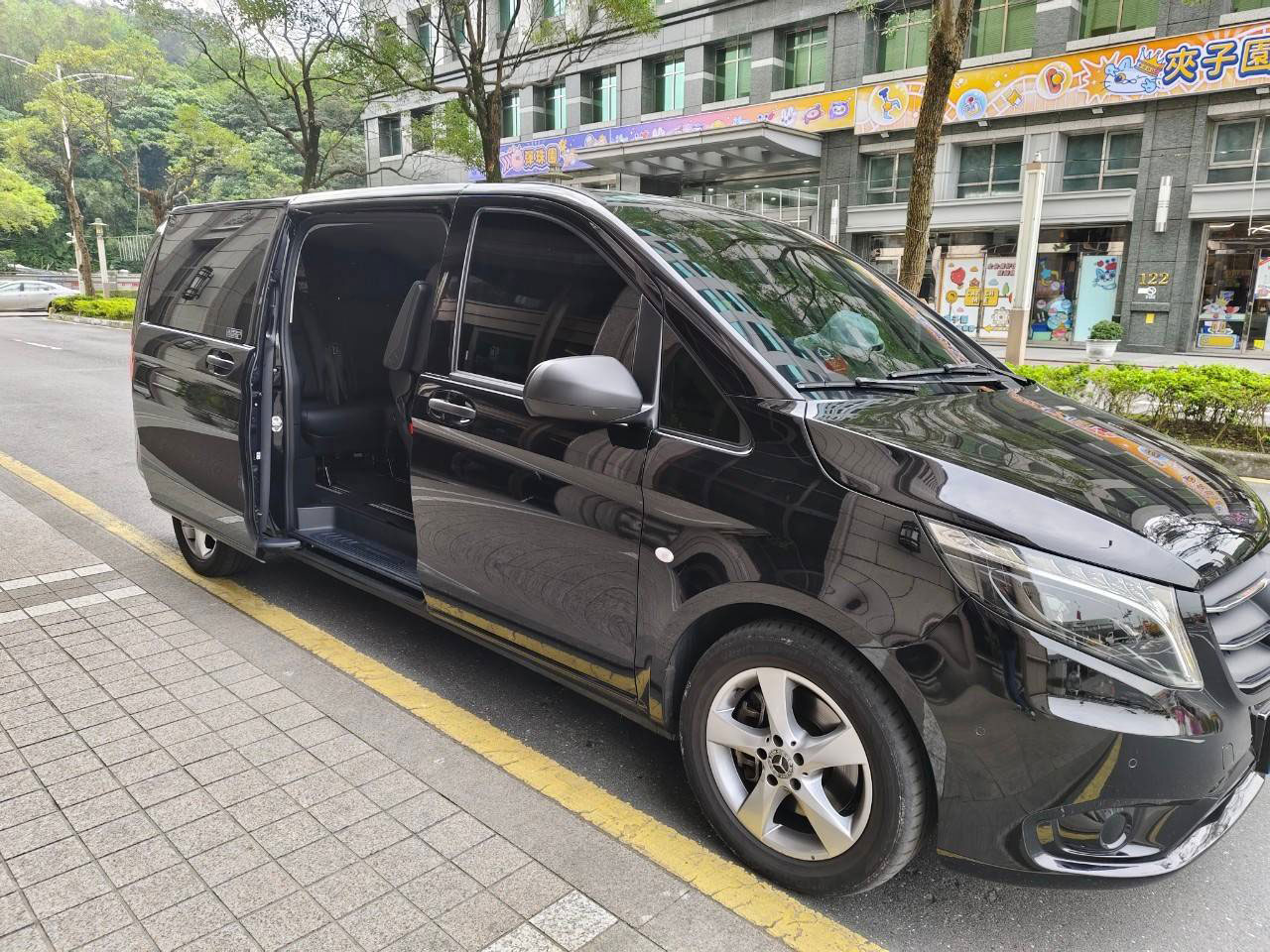 9人座保姆車